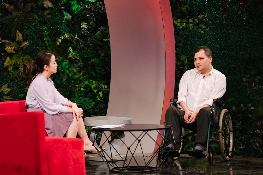 Nét chữ nghị lực của người thầy khuyết tật tay chân - Ảnh 2.