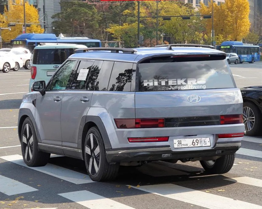 Xem trước đuôi Hyundai Santa Fe 2024: Góc cạnh như G-Class, dễ gây tranh cãi khi ra mắt - Ảnh 6.