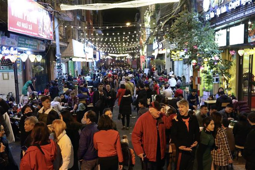 Hà Nội: Khai trương Khu phố ẩm thực đêm kết hợp đi bộ tại Đảo Ngọc Ngũ Xã - Ảnh 2.