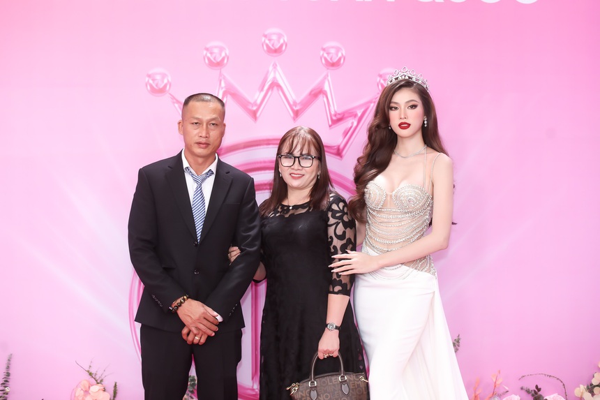 Thảm đỏ chung kết Hoa hậu Việt Nam: Đỗ Hà sang chảnh, Đoàn Thiên Ân - Lương Thuỳ Linh nổi bần bật  - Ảnh 7.