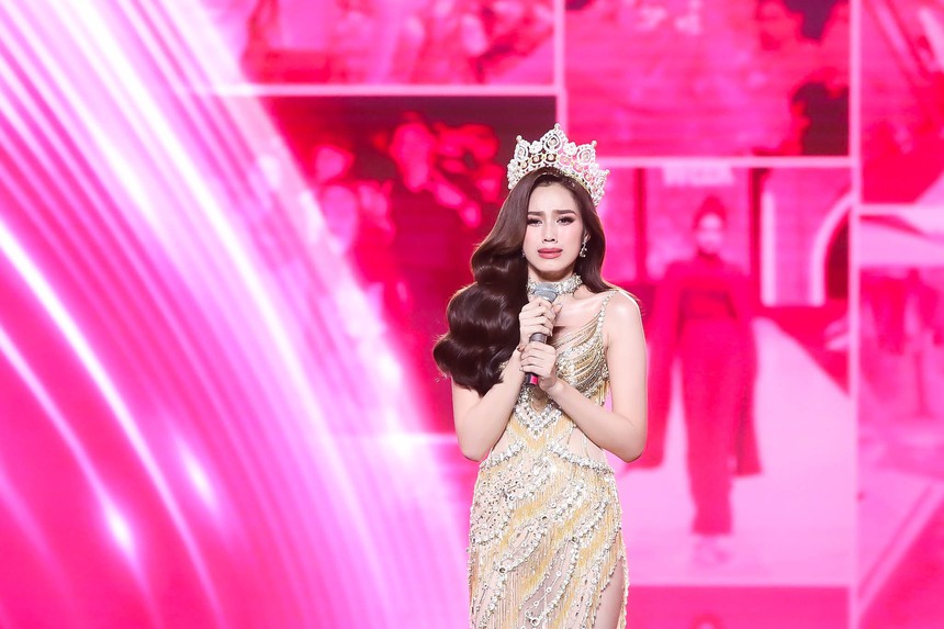 Đỗ Thị Hà bật khóc khi kết thúc nhiệm kì: 'Cảm ơn những lời chê, những lời miệt thị giúp Hà mạnh mẽ hơn' - Ảnh 1.