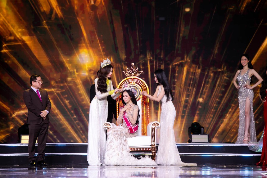 Trọn vẹn cảm xúc của Huỳnh Thị Thu Thủy và 2 Á hậu khi đăng quang Hoa hậu Việt Nam 2022 - Ảnh 1.
