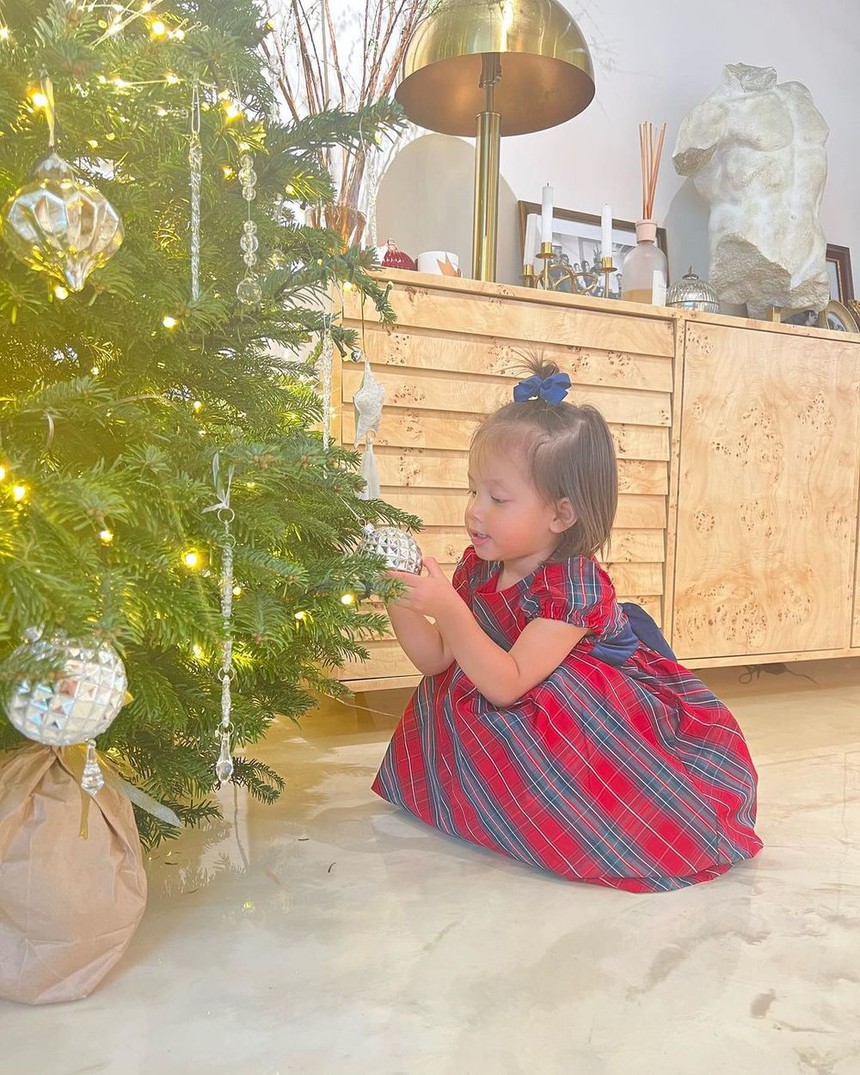 Gia đình Hà Hồ, Đoan Trang và loạt sao Việt khoe khoảnh khắc đáng yêu mùa Giáng sinh  - Ảnh 2.