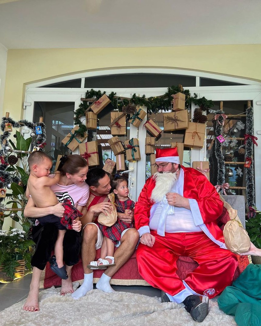 Gia đình Hà Hồ, Đoan Trang và loạt sao Việt khoe khoảnh khắc đáng yêu mùa Giáng sinh  - Ảnh 1.