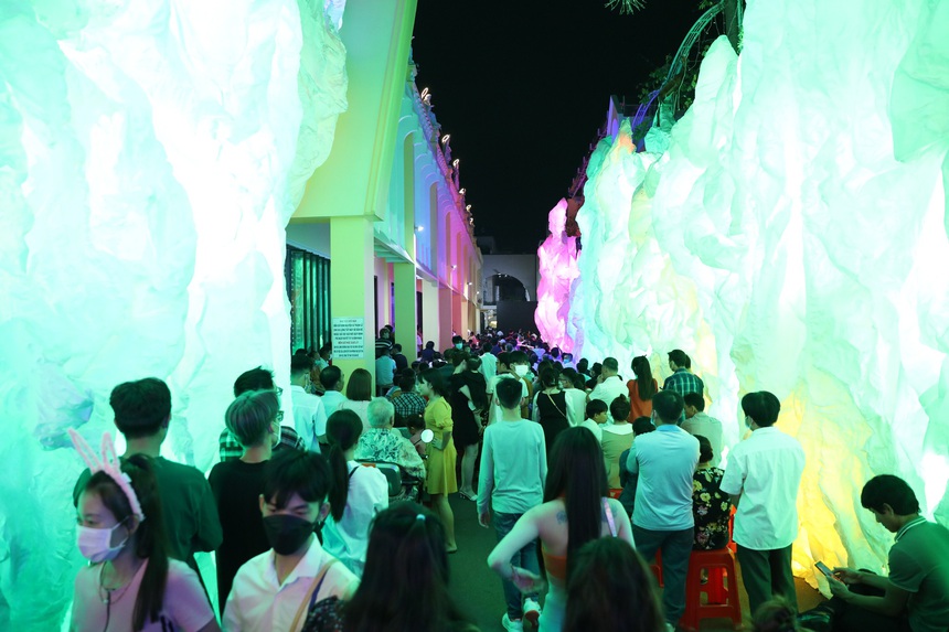 TP.HCM: dân tình kéo nhau đi chơi Noel đông đúc tại trung tâm quận 1 và khu xóm đạo quận 8 - Ảnh 11.