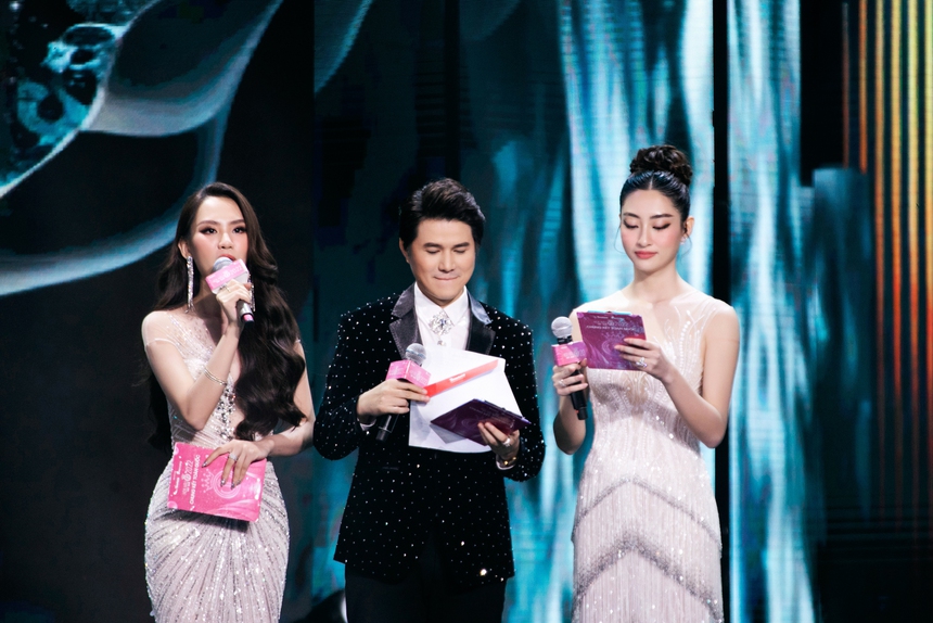 Vừa làm MC, Hoa hậu Mai Phương vừa khoe tài đàn hát cùng Quân AP - Ảnh 7.