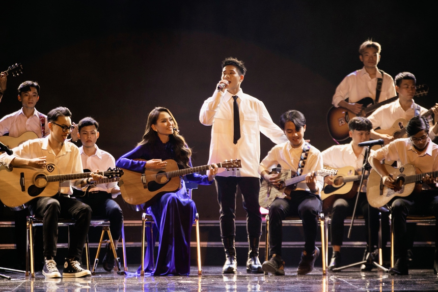 Vừa làm MC, Hoa hậu Mai Phương vừa khoe tài đàn hát cùng Quân AP - Ảnh 2.