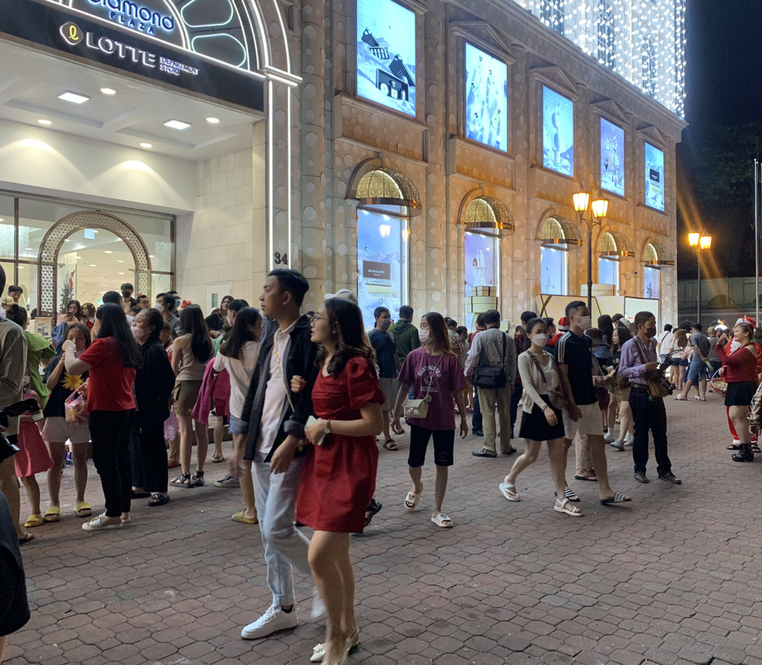 TP.HCM: dân tình kéo nhau đi chơi Noel đông đúc tại trung tâm quận 1 và khu xóm đạo quận 8 - Ảnh 6.