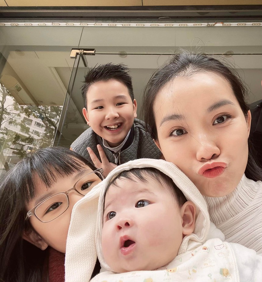 Hoa hậu Thuỳ Lâm khoe cận dung mạo nhóc tỳ thứ 3, khung cảnh cả gia đình gây sốt  - Ảnh 3.