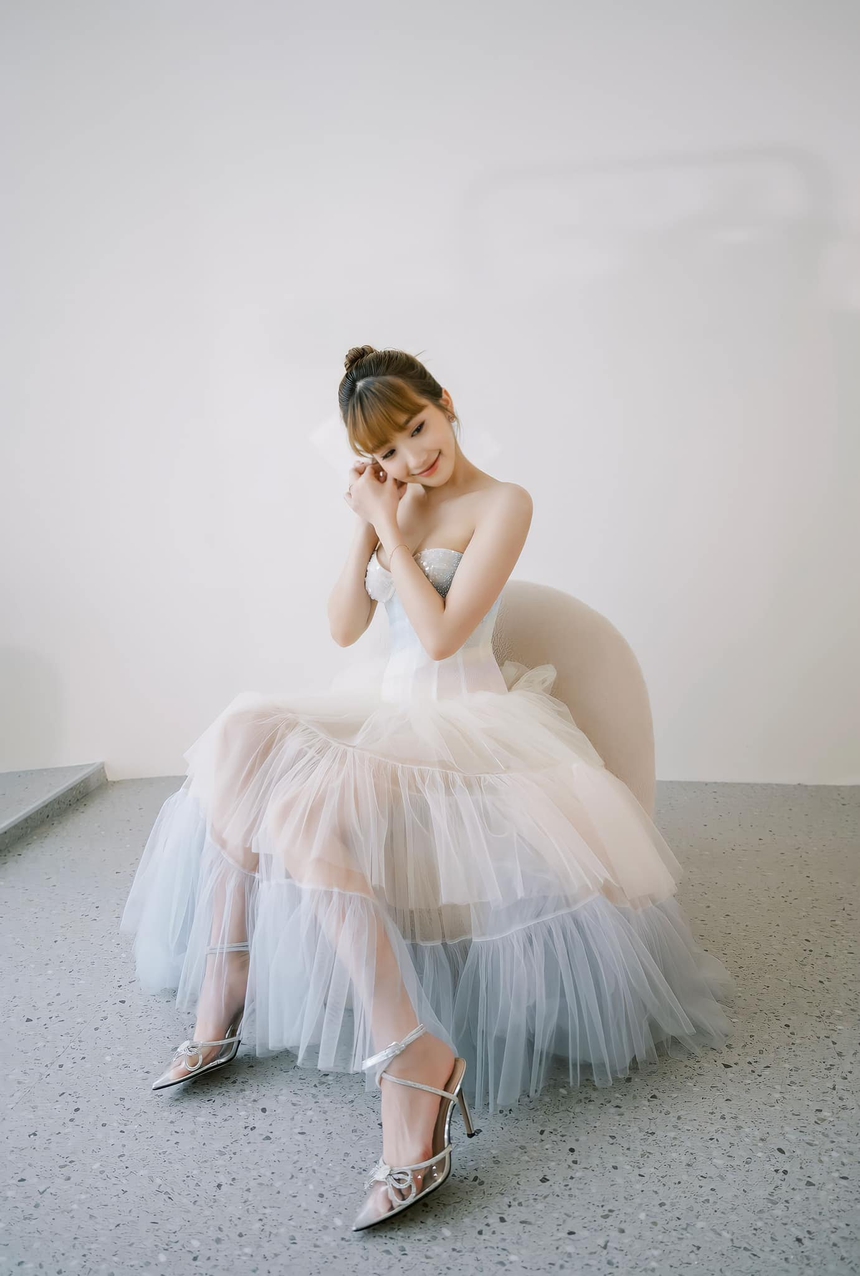 Nhan sắc xinh đẹp của Huyền 2k4, cô dâu đang khiến làng game Việt dậy sóng - Ảnh 5. Nhan sắc xinh đẹp của Huyền 2k4, cô dâu đang khiến làng game Việt dậy sóng - Ảnh 5.