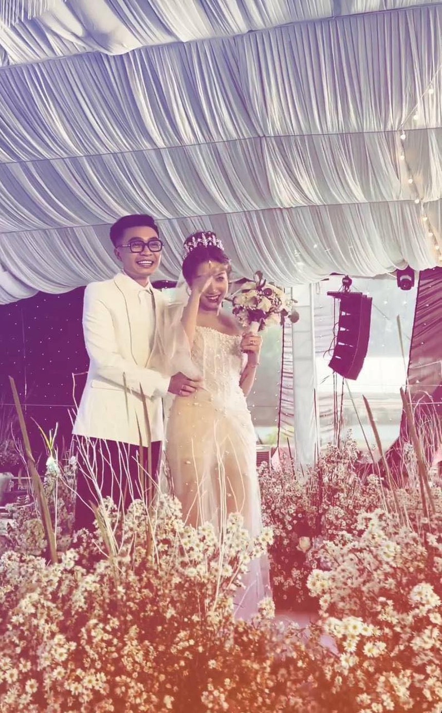 Liên tục bị bỡn cợt khi tình cũ lấy vợ, Linh Ngọc Đàm lên tiếng: Đôi khi cách để bảo vệ một người là giữ khoảng cách với họ - Ảnh 1.