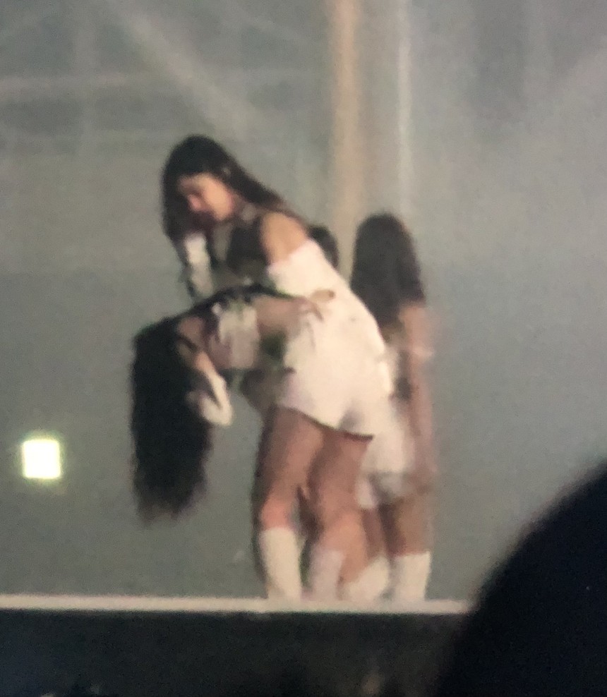 Thành viên ITZY đuối sức trên sân khấu, ôm bụng và khóc liên tục - Ảnh 2.