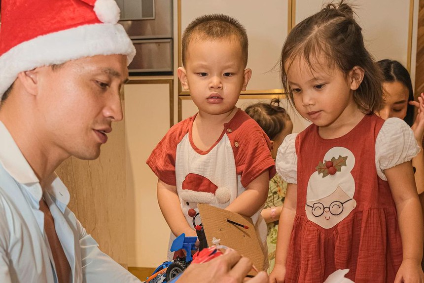 Cặp sinh đôi Lisa - Leon chiếm 'spotlight' của bố mẹ trong bộ ảnh gia đình đón Giáng sinh - Ảnh 5.