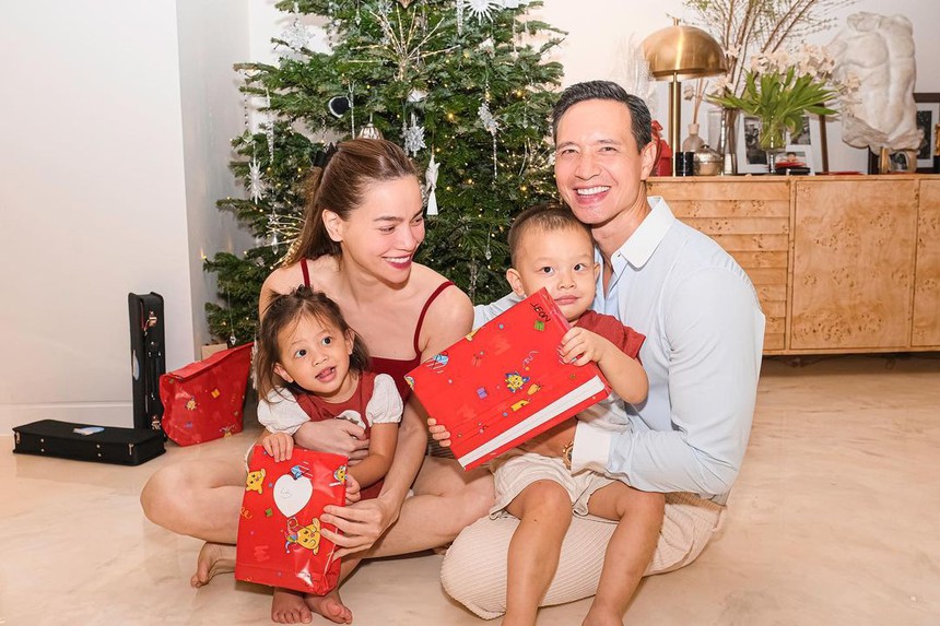 Cặp sinh đôi Lisa - Leon chiếm 'spotlight' của bố mẹ trong bộ ảnh gia đình đón Giáng sinh - Ảnh 3.