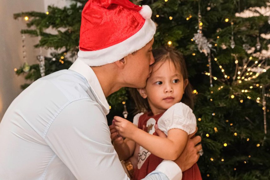 Cặp sinh đôi Lisa - Leon chiếm 'spotlight' của bố mẹ trong bộ ảnh gia đình đón Giáng sinh - Ảnh 4.