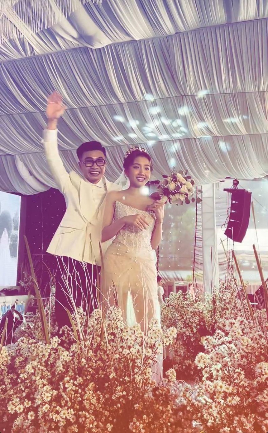 Nhan sắc xinh đẹp của Huyền 2k4, cô dâu đang khiến làng game Việt dậy sóng - Ảnh 1. Nhan sắc xinh đẹp của Huyền 2k4, cô dâu đang khiến làng game Việt dậy sóng - Ảnh 1.