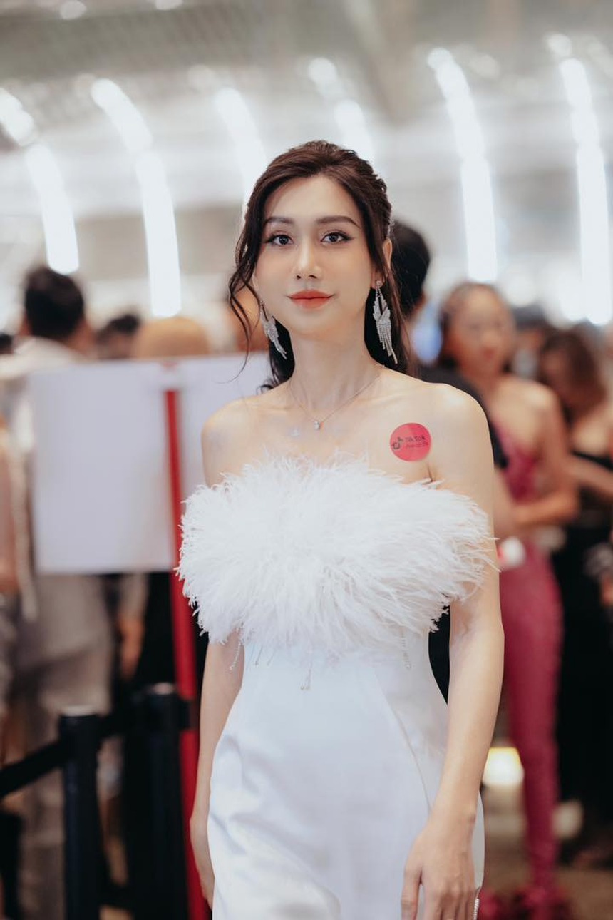 Các sao chuyển giới Việt ngày một thăng hạng nhan sắc - Ảnh 11. Các sao chuyển giới Việt ngày một thăng hạng nhan sắc - Ảnh 11.