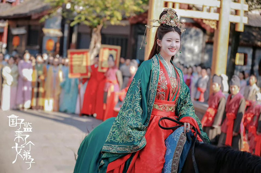 Triệu Lộ Tư đích thị là 'bà hoàng đạo nhái' cổ trang thế hệ mới: Hết Triệu Lệ Dĩnh đến mỹ nhân này 'dính chưởng'? - Ảnh 4.