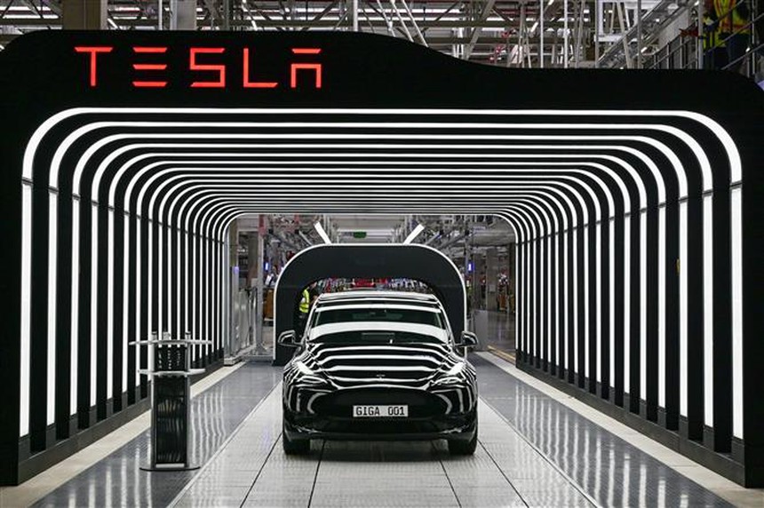 Tesla tạm dừng sản xuất xe điện tại nhà máy ở Thượng Hải (Trung Quốc) - Ảnh 1.
