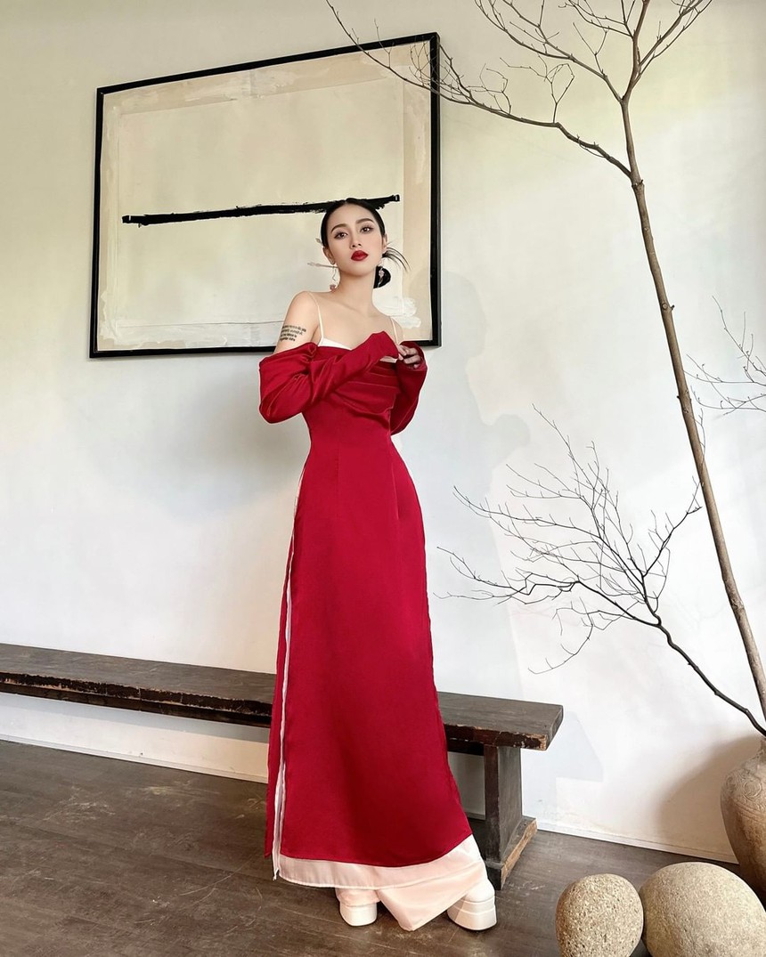 10 mẫu áo dài đỏ may mắn đầu năm - Ảnh 5. 10 mẫu áo dài đỏ may mắn đầu năm - Ảnh 5.