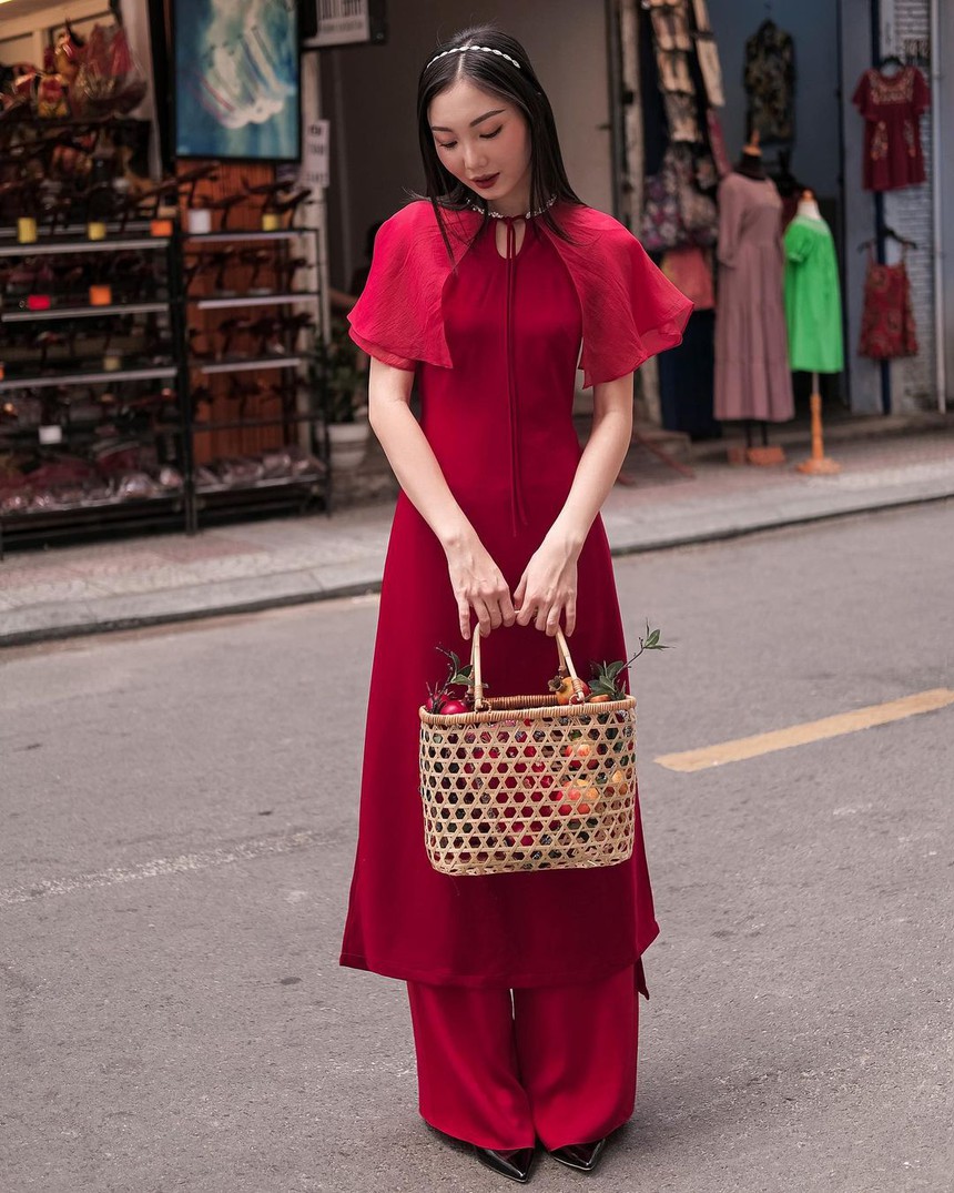 10 mẫu áo dài đỏ may mắn đầu năm - Ảnh 3. 10 mẫu áo dài đỏ may mắn đầu năm - Ảnh 3.