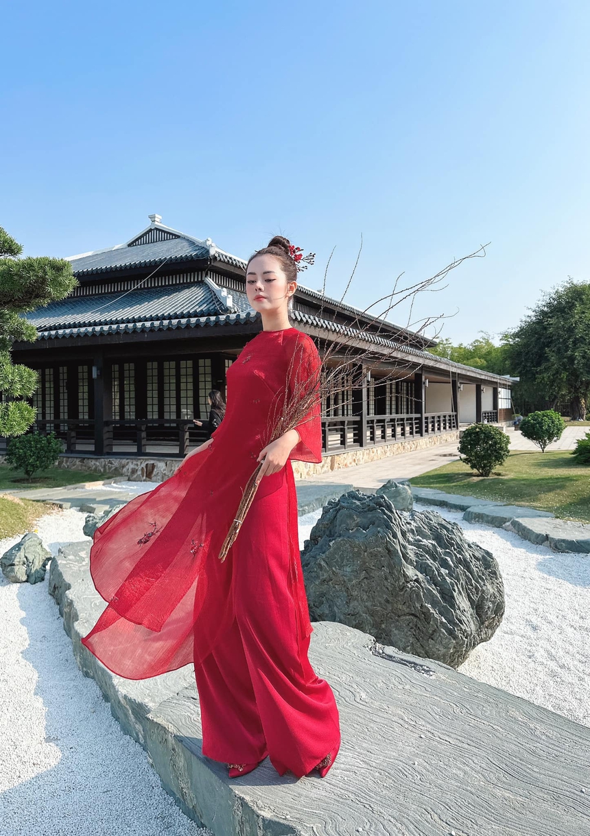 10 mẫu áo dài đỏ may mắn đầu năm - Ảnh 7. 10 mẫu áo dài đỏ may mắn đầu năm - Ảnh 7.