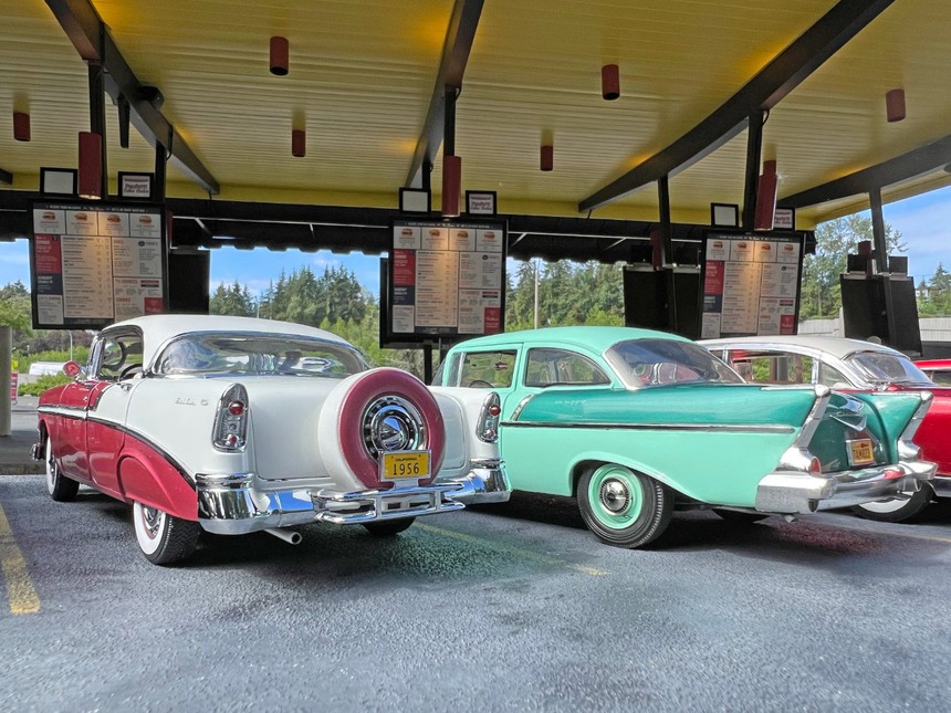 Cậu bé nổi tiếng vì chụp ảnh xe đồ chơi như xe thật - Ảnh 2. Cậu bé nổi tiếng vì chụp ảnh xe đồ chơi như xe thật - Ảnh 2.