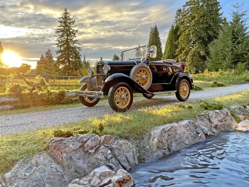 Cậu bé nổi tiếng vì chụp ảnh xe đồ chơi như xe thật - Ảnh 3. Cậu bé nổi tiếng vì chụp ảnh xe đồ chơi như xe thật - Ảnh 3.