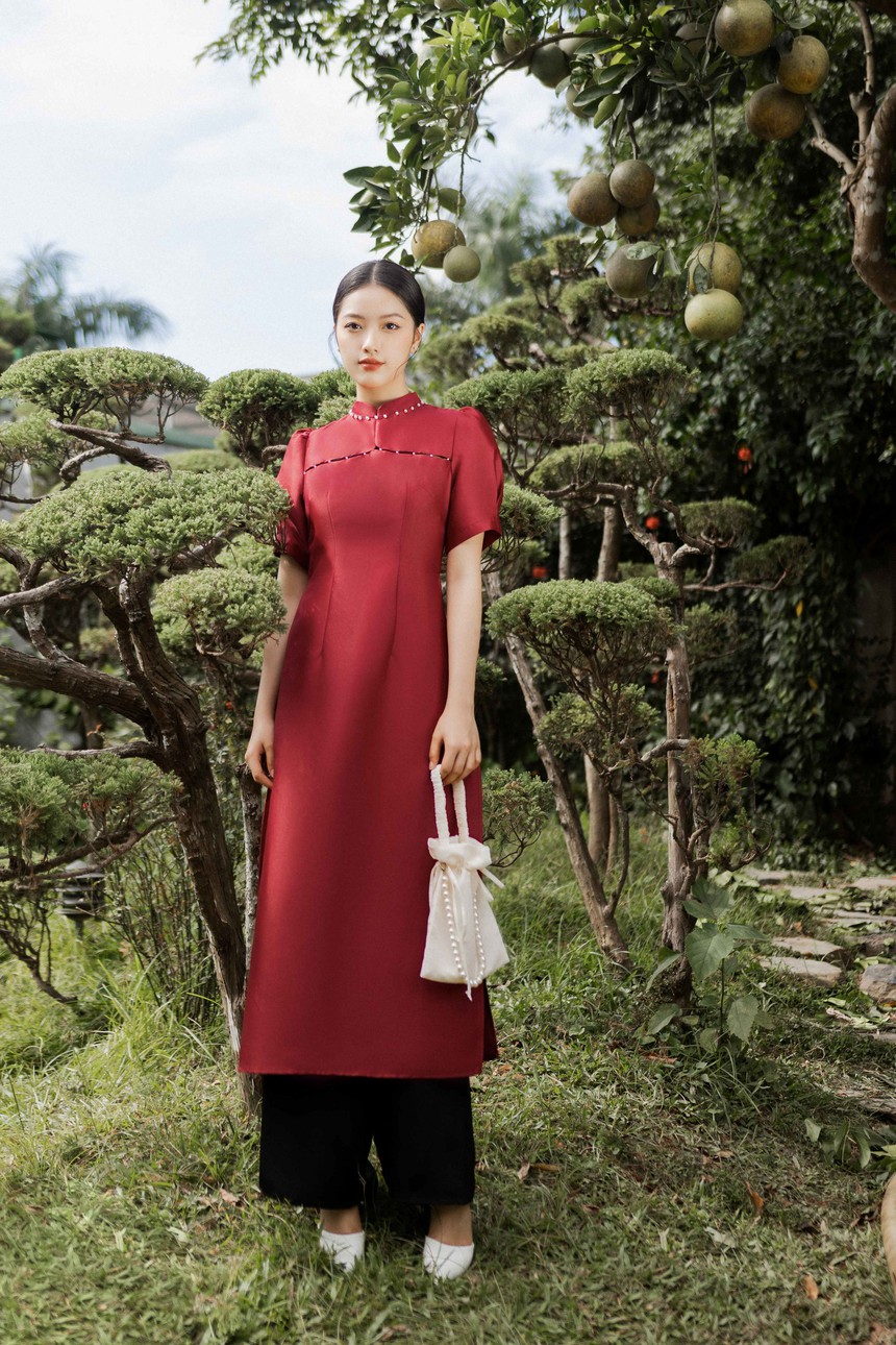 10 mẫu áo dài đỏ may mắn đầu năm - Ảnh 11. 10 mẫu áo dài đỏ may mắn đầu năm - Ảnh 11.