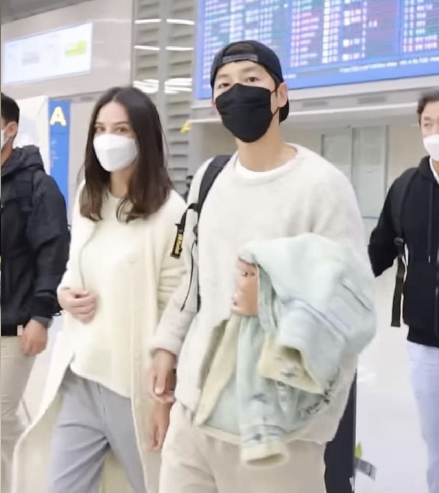 Song Joong Ki và 1 cựu thành viên 'Running Man': Cùng gây chấn động khi công bố danh tính bạn gái - Ảnh 3.