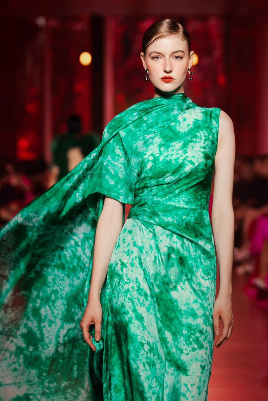 Nghệ nhân dệt lụa Trần Hữu Phương: 'Lụa Mã Châu mang ơn các nhà thiết kế thời trang' - Ảnh 5. Nghệ nhân dệt lụa Trần Hữu Phương: 'Lụa Mã Châu mang ơn các nhà thiết kế thời trang' - Ảnh 5.