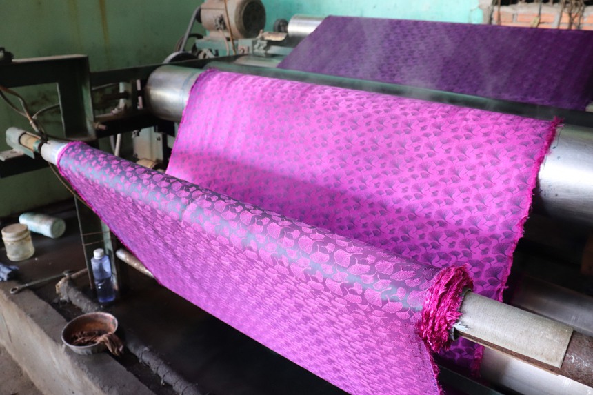 Nghệ nhân dệt lụa Trần Hữu Phương: 'Lụa Mã Châu mang ơn các nhà thiết kế thời trang' - Ảnh 2. Nghệ nhân dệt lụa Trần Hữu Phương: 'Lụa Mã Châu mang ơn các nhà thiết kế thời trang' - Ảnh 2.