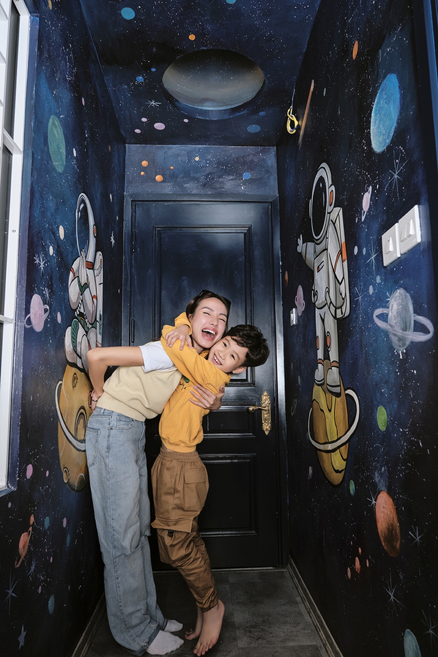 "Xoá" nỗi sợ của con trai trong phòng ngủ quá rộng, Gigi Hương Giang quyết định chi 200 triệu cải tạo phòng 42m2 thành 5 lớp không gian kích thích sáng tạo - Ảnh 7.