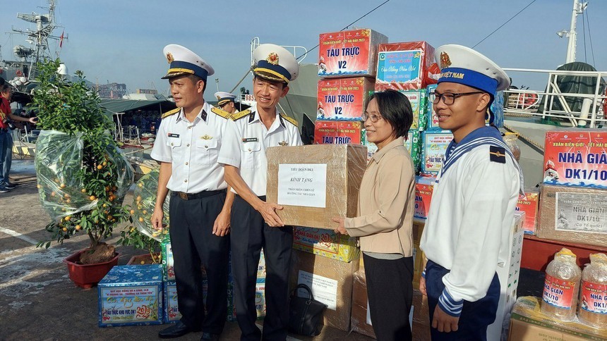 Mang hương vị Tết đến cán bộ, chiến sĩ Nhà giàn DK1, tàu trực trên biển - Ảnh 1. Mang hương vị Tết đến cán bộ, chiến sĩ Nhà giàn DK1, tàu trực trên biển - Ảnh 1.
