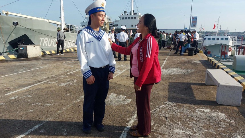 Mang hương vị Tết đến cán bộ, chiến sĩ Nhà giàn DK1, tàu trực trên biển - Ảnh 4. Mang hương vị Tết đến cán bộ, chiến sĩ Nhà giàn DK1, tàu trực trên biển - Ảnh 4.