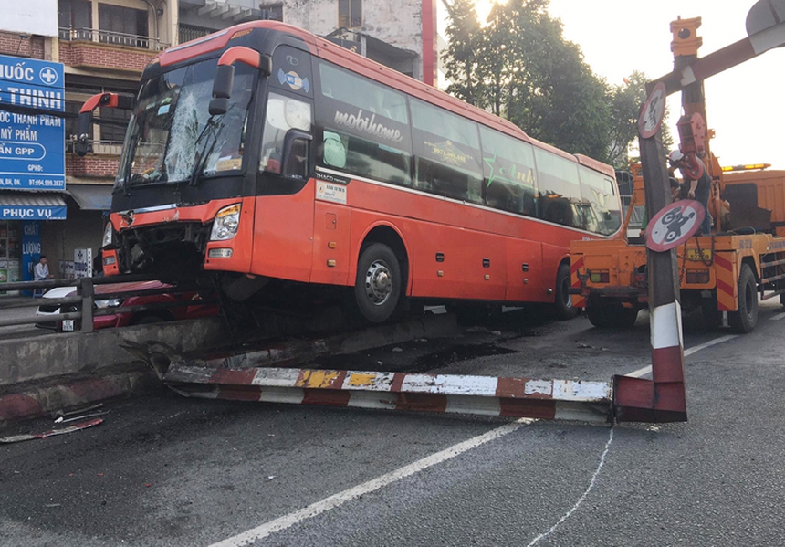 Xe khách mất lái nằm vắt vẻo trên lan can hầm chui, hàng chục hành khách hoảng loạn - Ảnh 1.