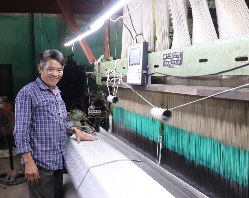 Nghệ nhân dệt lụa Trần Hữu Phương: 'Lụa Mã Châu mang ơn các nhà thiết kế thời trang' - Ảnh 1. Nghệ nhân dệt lụa Trần Hữu Phương: 'Lụa Mã Châu mang ơn các nhà thiết kế thời trang' - Ảnh 1.