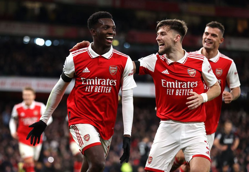 Arsenal xây chắc ngôi đầu bảng