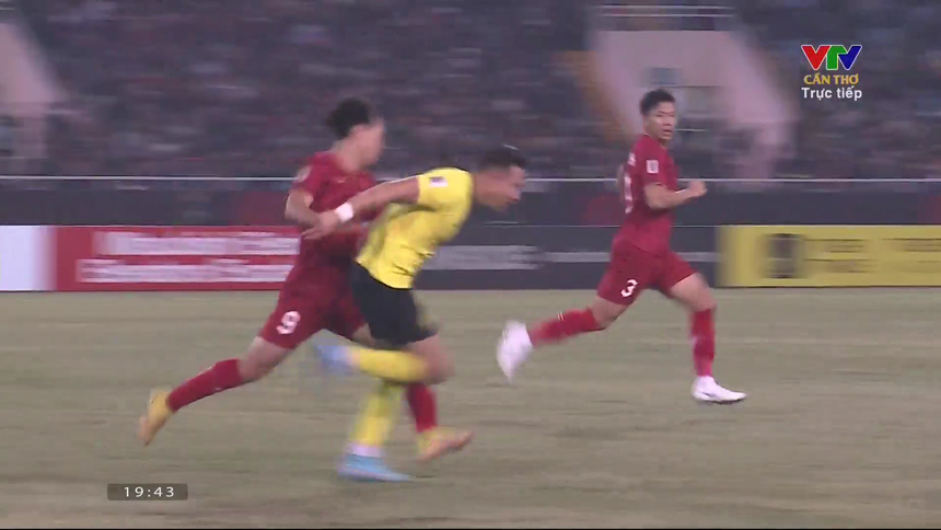 Văn Toàn phạm lỗi với tiền đạo đối phương Văn Toàn phạm lỗi với tiền đạo đối phương