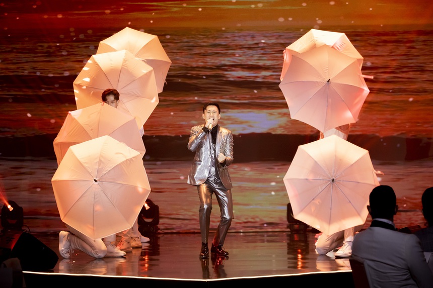 Hát cực sung trên sân khấu, Hồ Ngọc Hà lại bị hiểu nhầm là "mặc đồ bộ đi diễn" - Ảnh 8.