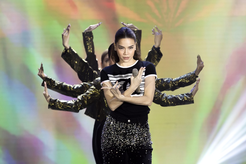 Hát cực sung trên sân khấu, Hồ Ngọc Hà lại bị hiểu nhầm là "mặc đồ bộ đi diễn" - Ảnh 2.