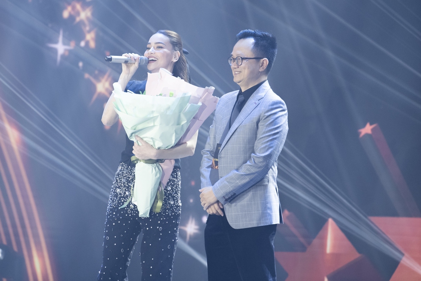 Hát cực sung trên sân khấu, Hồ Ngọc Hà lại bị hiểu nhầm là "mặc đồ bộ đi diễn" - Ảnh 5.