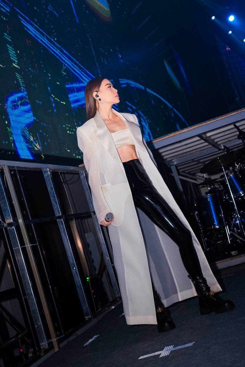 Hồ Ngọc Hà bị chê 'mặc đồ bộ' lên sân khấu, fan 'rần rần' bình luận bảo vệ - Ảnh 5.