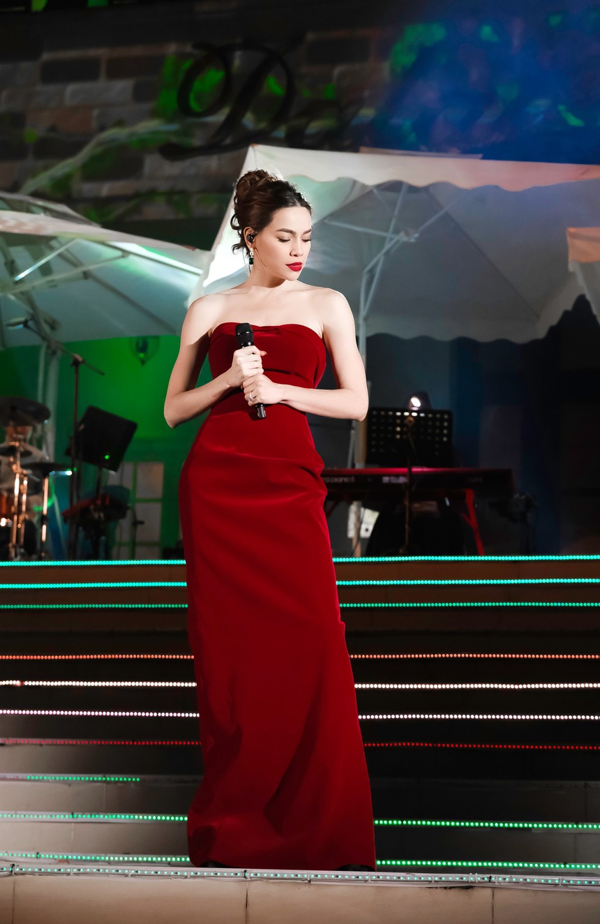 Hồ Ngọc Hà bị chê 'mặc đồ bộ' lên sân khấu, fan 'rần rần' bình luận bảo vệ - Ảnh 7.