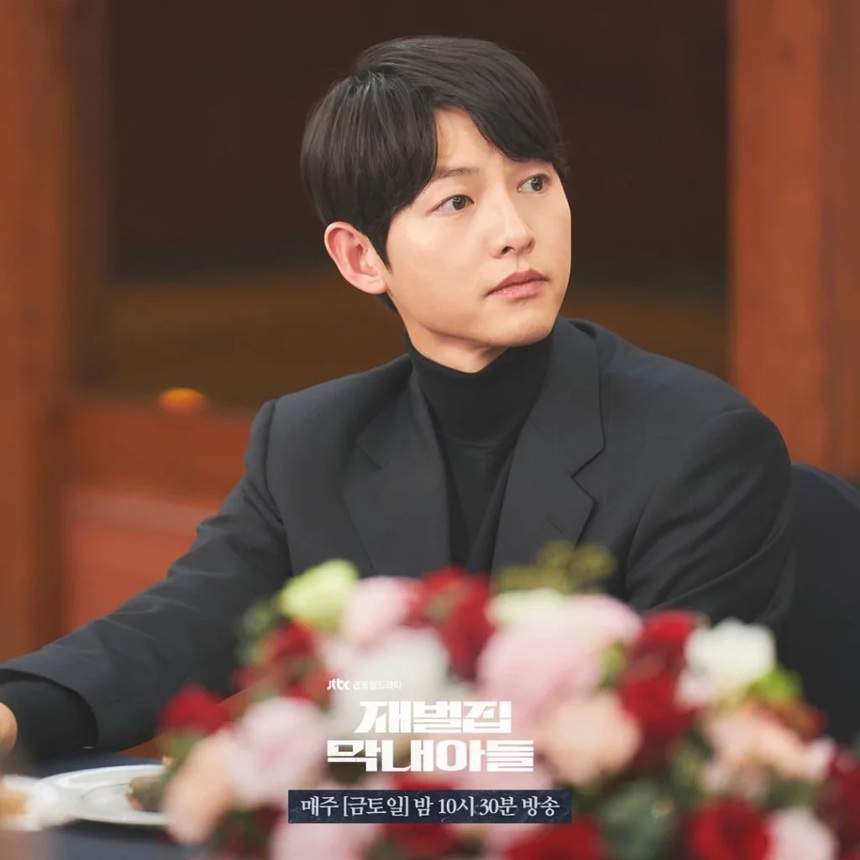 Song Joong Ki 3 năm sau ly hôn với Song Hye Kyo: Sự nghiệp, tình yêu thăng hoa, tài chính 'rủng rỉnh' - Ảnh 4. Song Joong Ki 3 năm sau ly hôn với Song Hye Kyo: Sự nghiệp, tình yêu thăng hoa, tài chính 'rủng rỉnh' - Ảnh 4.