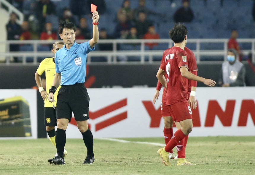 Trọng tài Dương Văn Hiền: 'Văn Toàn nhận thẻ đỏ là đúng' - Ảnh 2.