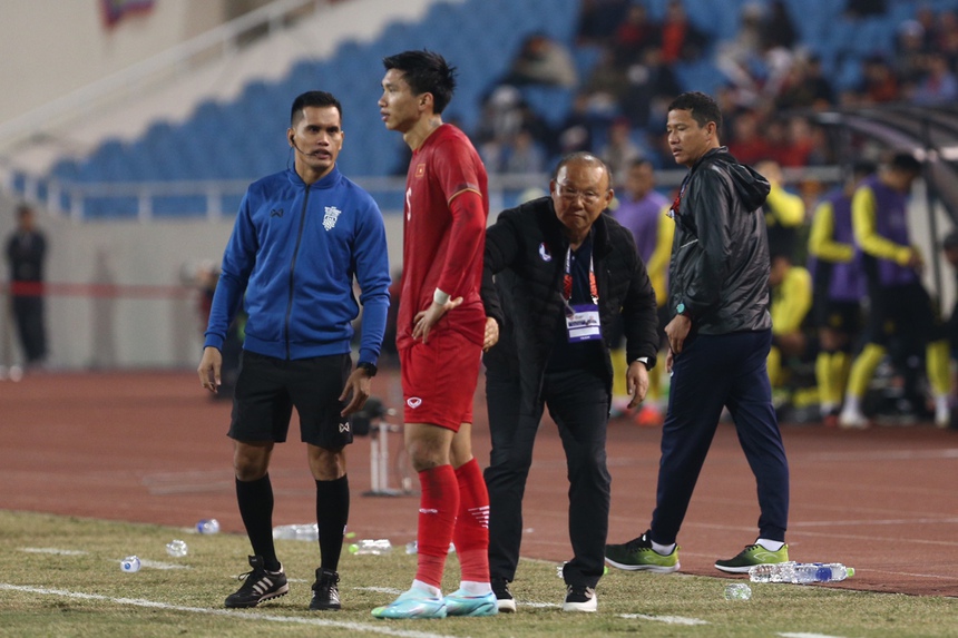 Văn Hậu phạm lỗi thô bạo, HLV Park Hang-seo cự cãi trọng tài - Ảnh 8.