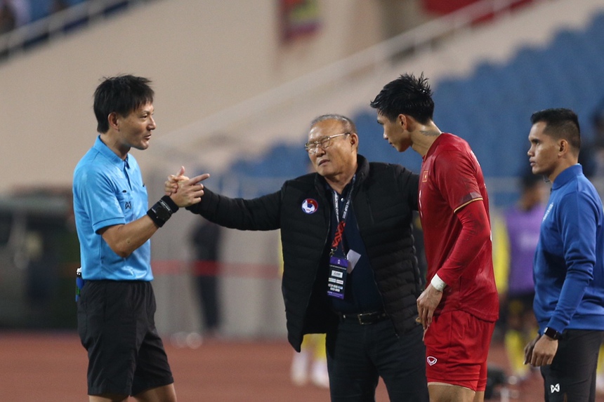 Văn Hậu phạm lỗi thô bạo, HLV Park Hang-seo cự cãi trọng tài - Ảnh 7.