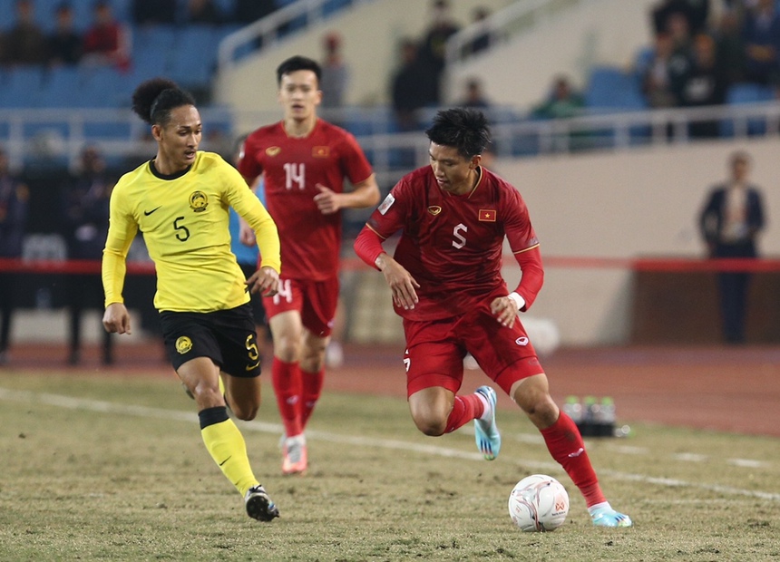 Văn Hậu phạm lỗi thô bạo, HLV Park Hang-seo cự cãi trọng tài - Ảnh 1.