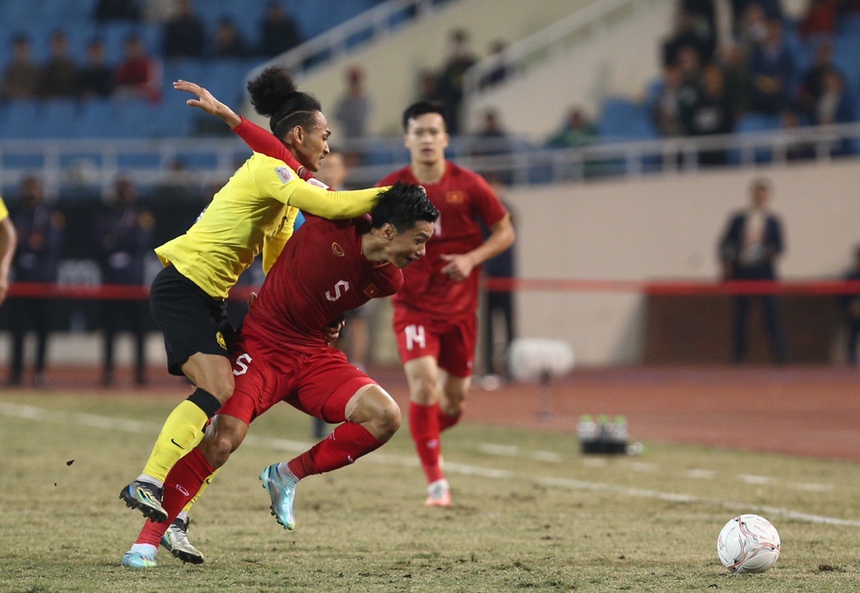 Văn Hậu phạm lỗi thô bạo, HLV Park Hang-seo cự cãi trọng tài - Ảnh 3.